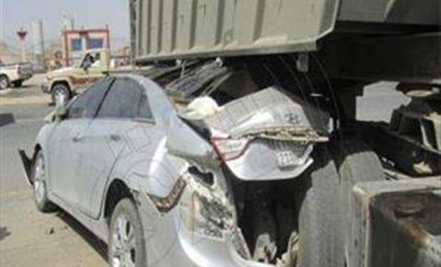 شاحنة تسحق سيارة على طريق الرياض ـ خميس مشيط 