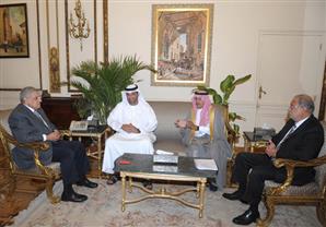 محلب يستقبل وزير الدولة الاماراتي لبحث الاستثمار في قطاع الطاقة