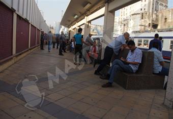 بالصور- تكدس المواطنين بـ''السيدة زينب'' عقب انقطاع مفاجئ للكهرباء