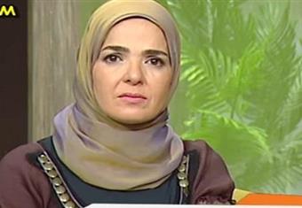 بالفيديو- متصلة تبكي على الهواء اعتراضاً على درس في منهج الصف الخامس الابتدائي