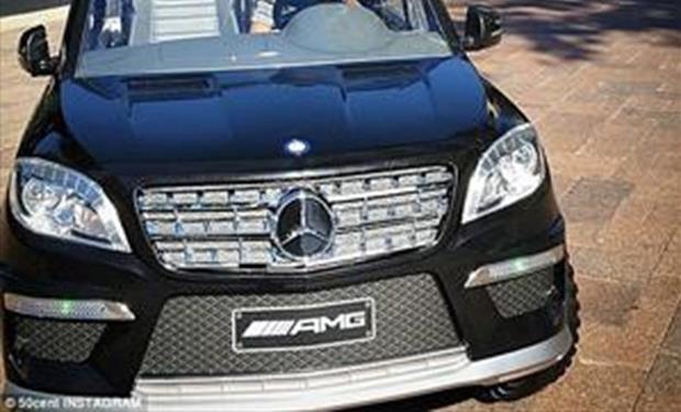 بالصور : مغنى عالمي يهدى ابنه نسخة مميزة من مرسيدس في عيد ميلاده الثاني 