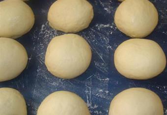 فرن عيش يقوم ببيع العجين للمواطنين بدلاً من العيش بسبب أنقطاع الكهرباء