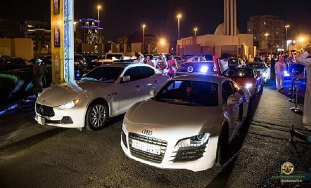 بالصور و الفيديو : جدة تشهد أكبر تجمع لسيارات خارقة بملايين الدولارات 