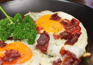 عشاء مصراوى اليوم...  بيض بالبسطرمة