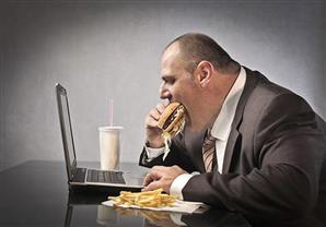 لا للوجبات الدسمة أثناء العمل! 