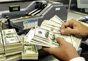 الدولار يحلق في السوق السوداء أمام الجنيه بعد قفزة مفاجئة بالبنوك