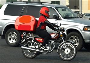 التموين: استثناء عمال دليفري المواد الغذائية من الحظر