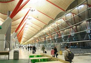 القبض على امرأة في مطار مدريد تخفي كوكايين في شعرها المستعار