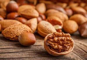 كوب صغير من المكسرات يقيك زيارة الطبيب