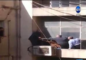 بالفيديو.. محاولة انتحار موظف من أعلى مبنى الاذاعة والتليفزيون