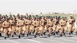 الجيش الكويتي: الدفاعات الجوية تتصدى لهجمات صاروخية ومسيرات معادية