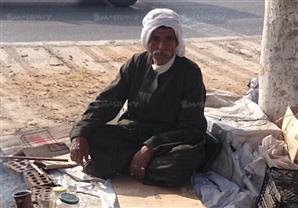 ''عبد الرسول'' بائع الفخار.. ''الحلم بشقة تلمه من البرد''