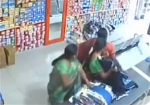 سيدات هنديات يستخدمن ملابسهم الفضفاضة فى عملية سرقة 