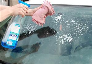 أرخص طريقة لتصنع سائل تنظيف زجاج السيارة بنفسك (فيديو)