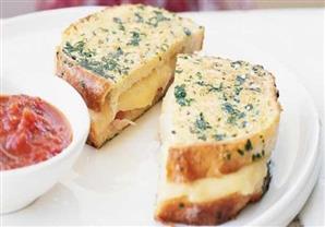 عشاء مصراوى اليوم... توست باللانشون والجبن والخضار