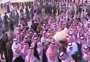 بالفيديو.. لحظة دفن ملك السعودية بمشاركة خليفته 
