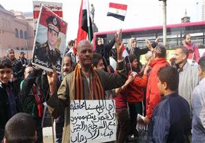 بالصور.. مواطنون يرفعون صور السيسي احتفالا بذكرى الثورة في ''عبد المنعم رياض''