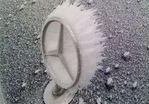 15 لوحة فنية رسمتها الثلوج على زجاج السيارات