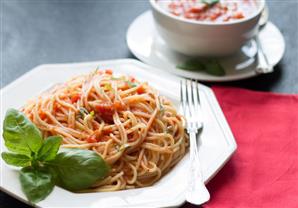 بالفيديو: طريقة عمل مكرونة بصوص الريحان