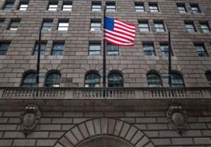 مجلس الاحتياطي الفيدرالي الأمريكي يبقي على معدلات فائدته بلا تغيير