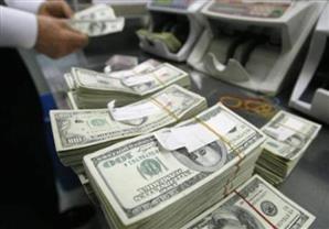 ارتفاع ملحوظ للجنيه أمام الدولار بالسوق السوداء بعد مفاجأة المركزي