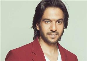 بهاء سلطان يحتفل بقدوم توأميه داخل غرفة العمليات- (صورة)