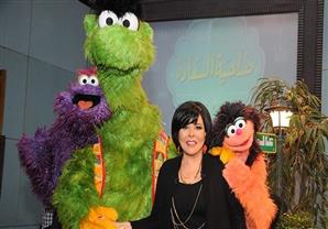 بالصور: ''صاحبة السعادة'' تستعيد ذكريات الطفولة مع بوجي وطمطم وعالم سمسم