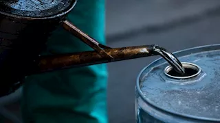 النفط يقفز 5% مع اضطراب الإمدادات وحرب الشرق الأوسط