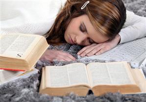 كيف تبقي مستيقظاً أثناء المذاكرة؟ .. اكتشف