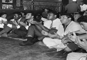 محمد علي كلاي في أحد المساجد القاهرة 1964 بعد إشهار إسلامه