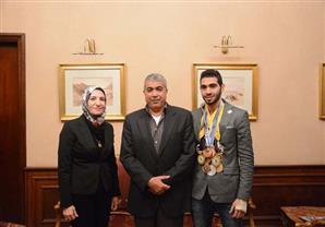 بالصور- الإسكندرية تكرم بطل مصر في ''الشيش'' بعد فوزه بفضية بطولة أمريكا