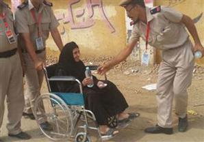 بالصور.. الداخلية تقدم مساعدات لذوي الإعاقة لتسهيل الادلاء بأصواتهم في الانتخابات