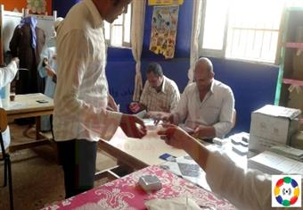 أسيوط: تجمهر الناخبين لتأخر رئيس لجنة بنى محمد بأبنوب