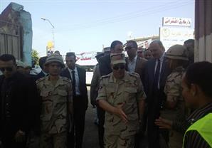 بالصور.. قائد الدفاع الجوي والمحافظ يتفقدان العملية الانتخابية ببني سويف