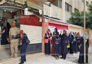 قاض يرفض دخول الموظفين المشرفين على إحدى لجان أسيوط لتأخرهم 30 دقيقة