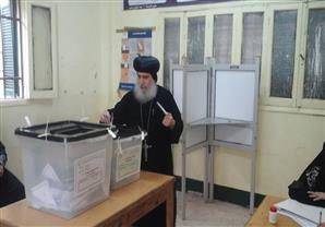 أسقف بني سويف يدلي بصوته فى الانتخابات ويطالب الأقباط بالمشاركة