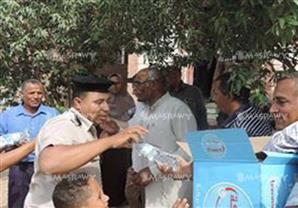 بالصور.. الشرطة توزع زجاجات مياه مثلجة علي الناخبين بالوادي الجديد 