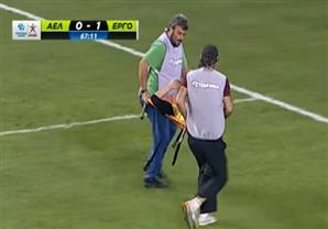 محاولة إسعاف لاعب مصاب تتحول لفاصل كوميدى في المدرجات