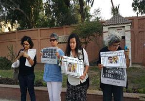 "عائلة سيف".. التضامن يبدأ من رصيف الاتحادية