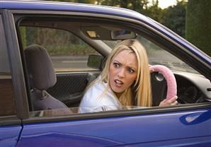 القتل حبًا.. أفصح عما بداخله فحاولت قتله أسفل سيارتها (فيديو)