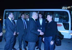 بالصور- وزير الطيران يودع وزير النقل الروسي بمطار القاهرة ويتابع سفر الجثامين