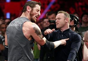 بالفيديو والصور- روني يصفع المصارع باريت