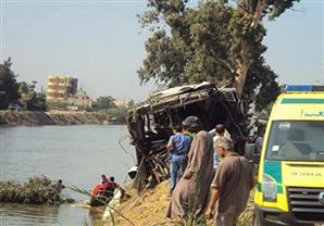 سقوط سيارة مُحملة بمُخصبات زراعية في ترعة الإبراهيمية بالمنيا