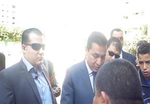 خلال تفقده العملية الانتخابية.. مواطنون بالشرقية يستوقفون المحافظ لتقديم الشكاوى له