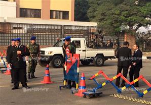 بالصور- إجراءات أمنية مشددة بلجنة السيسي الانتخابية بمصر الجديدة