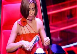 شيرين عبدالوهاب توضح سر رفعها الحذاء للمرة الثانية في The voice