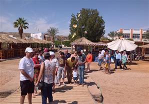 سائحون أجانب: شرم الشيخ وجهتنا دائما من دون منافس ورفضنا قطع زيارتنا