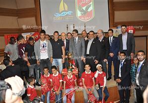 بالصور- الأهلي يصطحب كأس السوبر إلى مستشفى 57357