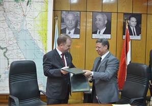 بالصور- القوى العاملة توقع بروتوكولا مع "العمل الدولية" بشأن تنقل وهجرة العمال