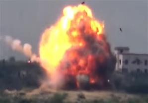  بالفيديو  -لحظة تفجير دبابة سعودية على يد الحوثيين